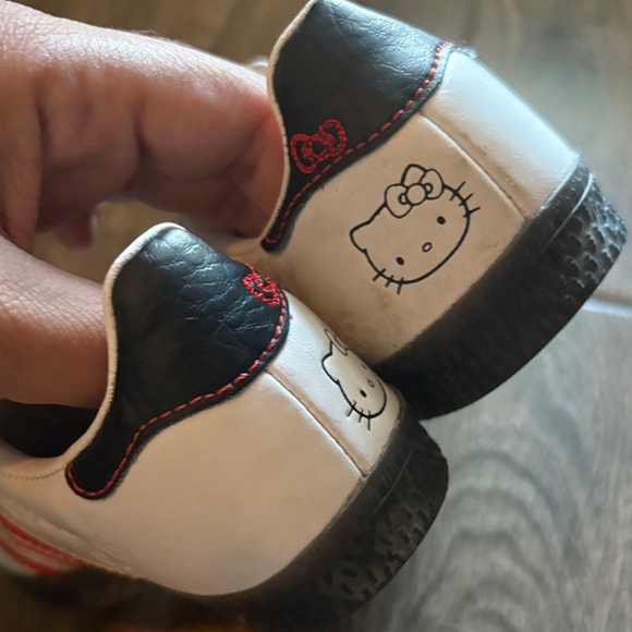 Adidas HELLO Kitty 50th Anniversary - Picture 9 of 13